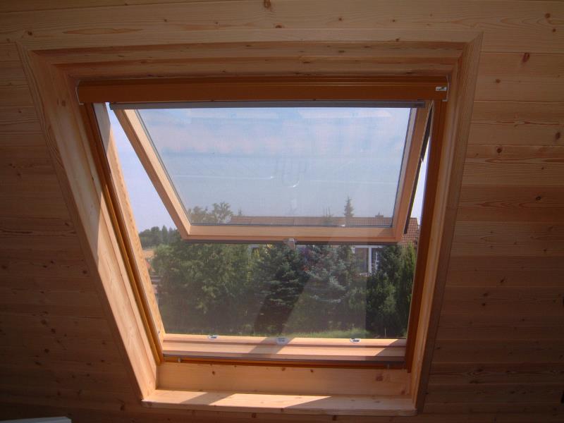 Dachfenster mit Insektenschutz-Rollo